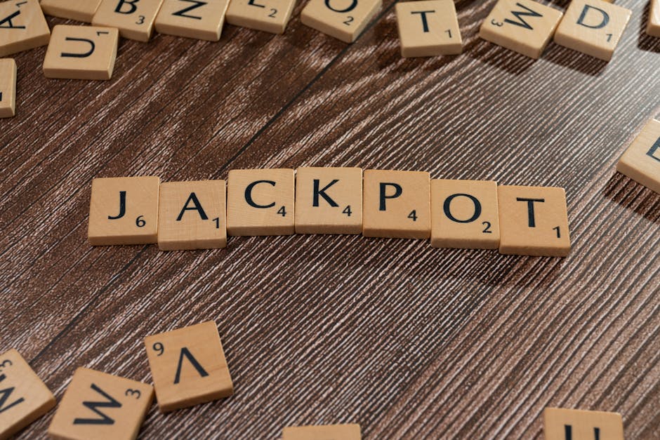 Jackpot scritto con tessere di Scrabble su sfondo legno, metafora per importo massimo NASpI e DIS-COLL 2026 secondo INPS