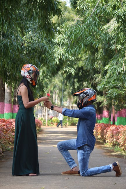 Proposta di matrimonio insolita: coppia con caschi da moto e rosa rossa, simbolo di un talento speciale per l'amore e l'eccellenza.