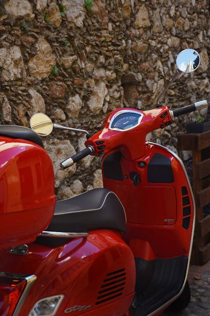 Vespa rossa parcheggiata in Sicilia, simbolo di accoglienza e integrazione nelle scuole grazie ai mediatori culturali finanziati
