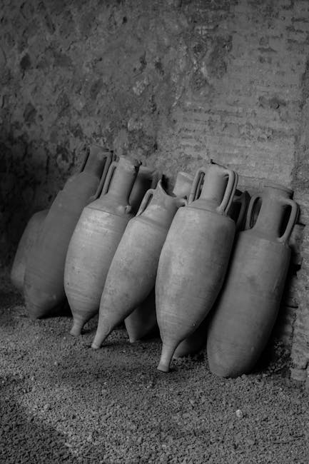 Anfore antiche in fila, testimonianza della tradizione campana a Pacinotti Scafati, conservazione e storia locale.