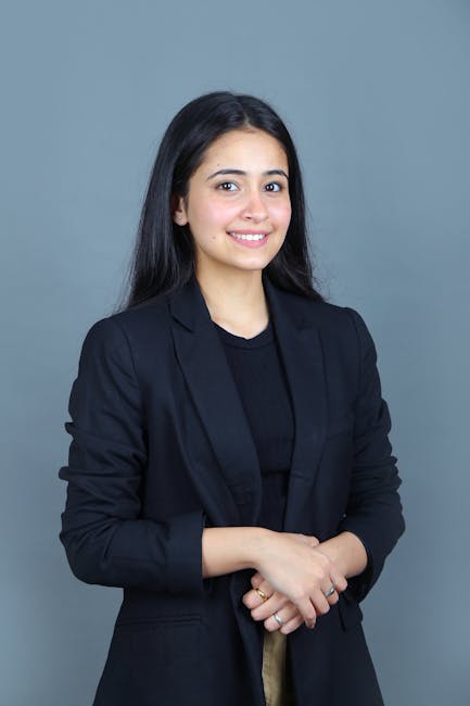 Donna sorridente in giacca nera, simbolo di successo e strategie Follow for Follow per aumentare l'engagement sui social media.