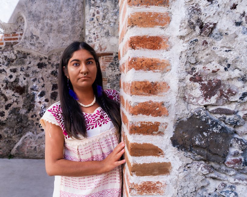 Donna indigena americana con abito tradizionale ricamato, espressione della diversità culturale e dell'identità dei popoli nativi americani.