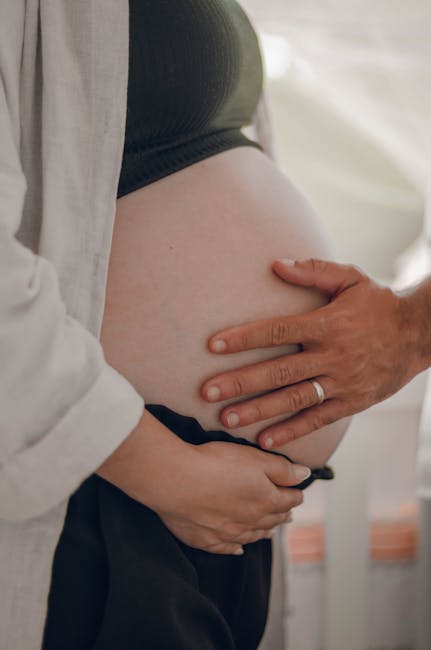 Mano maschile che accarezza il ventre di una donna incinta simbolo di cambiamento e nuova vita nell'articolo sull'evoluzione personale.