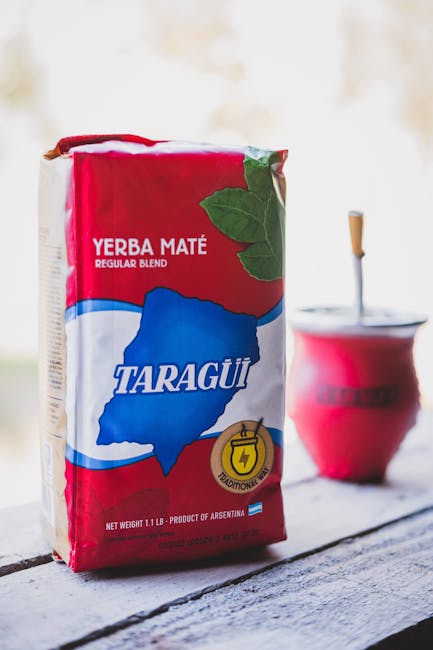 Pacchetto di Yerba Mate Taragui, prodotto argentino, accanto a una tazza di mate tradizionale. Riflette il contributo al PIL dell'Argentina.