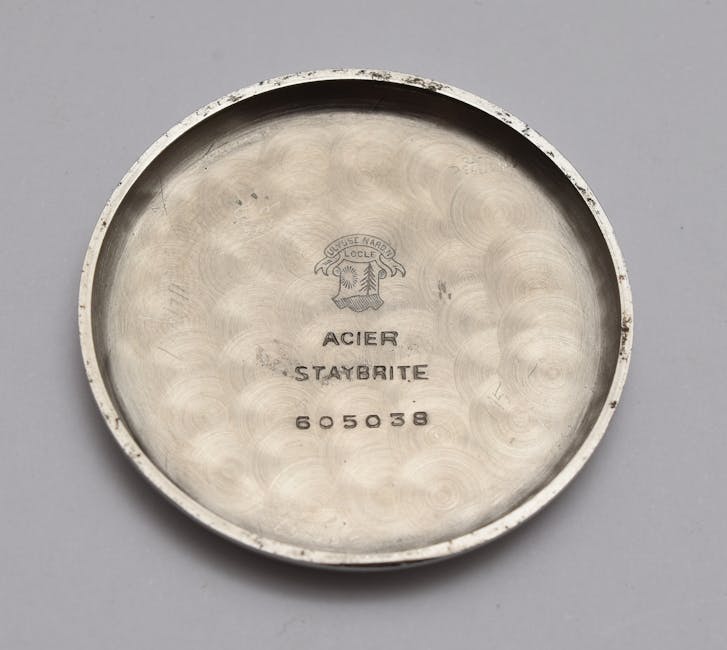 Cassa circolare in acciaio Staybrite di orologio Ulysse Nardin Locle, dettaglio del fondello con incisioni e numero seriale.