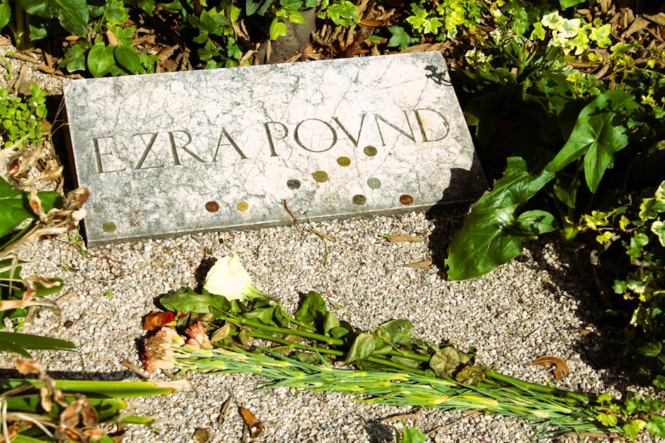 Tomba di Ezra Pound a Venezia con fiori e monete, omaggio al poeta citato da Sasso dopo l'addio alla Lega con Vannacci