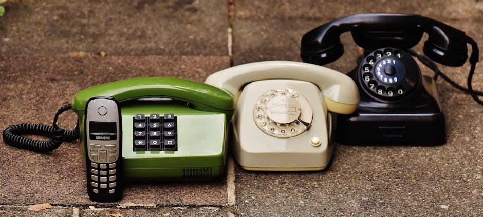 Evoluzione della comunicazione: confronto tra telefoni fissi vintage e cellulare moderno, simbolo del progresso didattico.