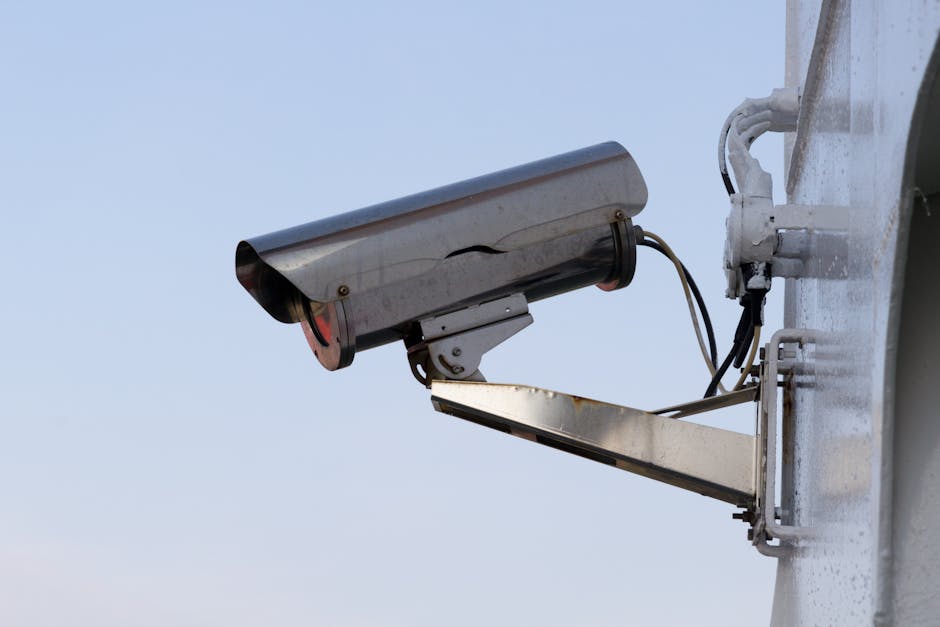 Telecamera di sorveglianza installata all'esterno di un edificio, simbolo della richiesta di sicurezza al Liceo Righi di Roma dopo atti vandalici.