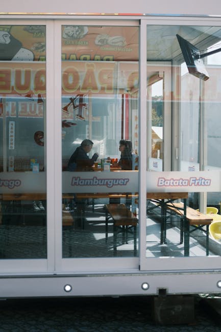 Ristorante fast food con vetrina e persone sedute, ideale per portare il pranzo con la porta pranzo ermetica.