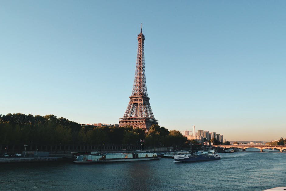 Parigi e la Torre Eiffel al tramonto sul fiume Senna, simbolo di scambio culturale e viaggi alla scoperta di nuove culture