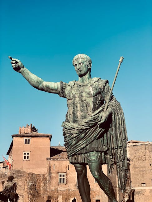 Statua di Giulio Cesare a Roma che indica il futuro, simbolo della sua decisione 'Alea Iacta Est' e del suo impatto storico