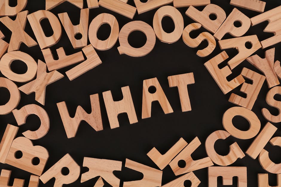 Lettere di legno che formano la parola WHAT, interrogativi sulle supplenze senza abilitazione e decisioni dei giudici per le scuole