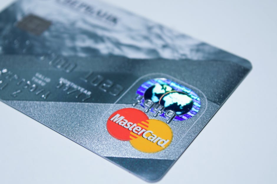Carta di credito Mastercard in primo piano, dettaglio del chip e logo, utilizzabile per la Carta del Docente 2025/2026
