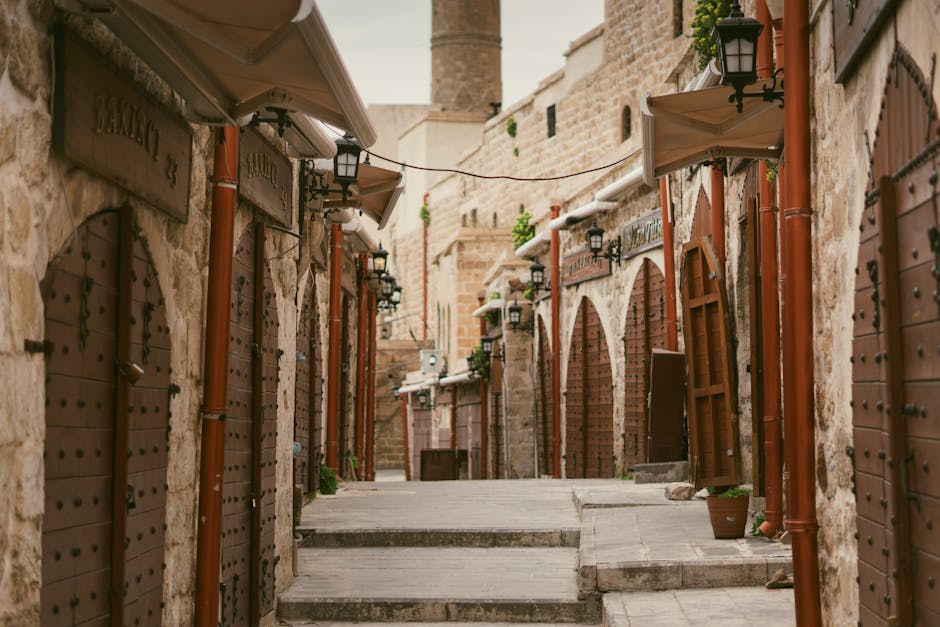Strada storica in pietra nell'Africa Orientale Britannica con edifici antichi e dettagli architettonici unici della regione