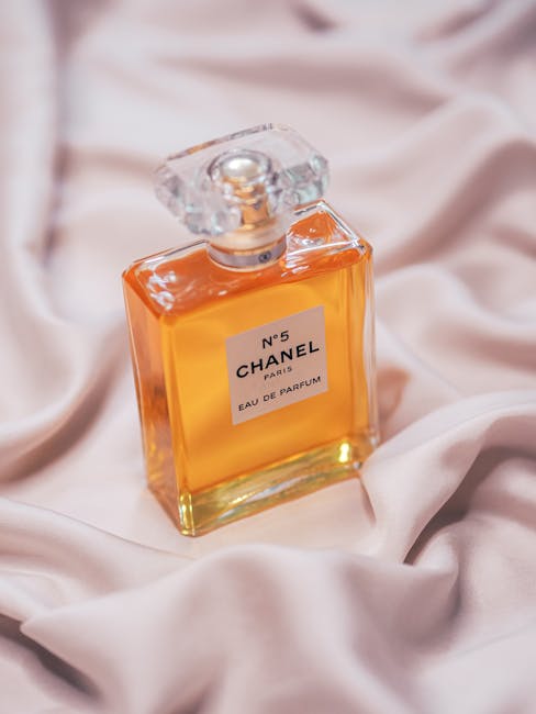 Flacone iconico di Chanel N°5 su seta, simbolo di eleganza e libertà femminile, omaggio all'eredità di Coco Chanel.