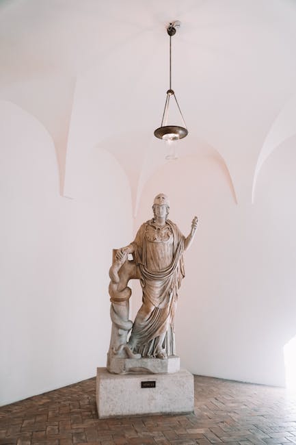 Statua di Mnemosine dea della memoria nell'arte greca antica con lampada a sospensione e sfondo bianco minimalista