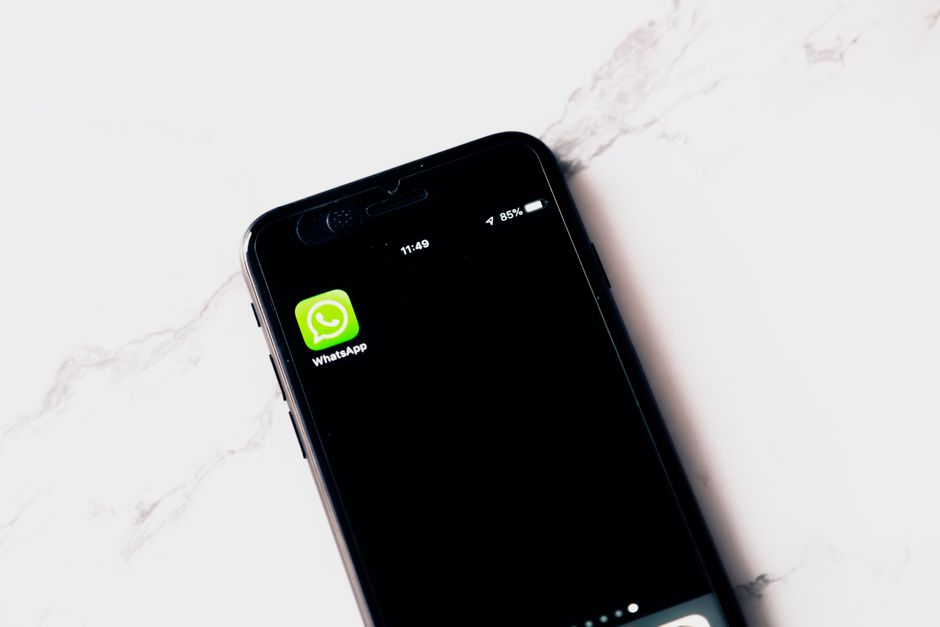Comunicazioni scolastiche su WhatsApp: quando è lecito inviare dati sensibili ai docenti