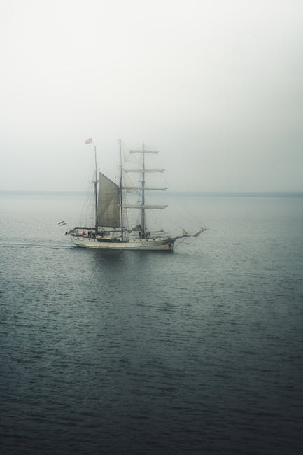 Veliero storico avvolto nella nebbia, evocativo dei viaggi sottomarini e dei misteri degli abissi descritti in 20000 Leghe Sotto i Mari.