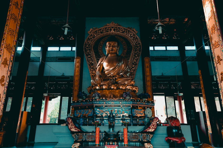 Statua dorata di Buddha in tempio asiatico, simbolo di riflessione e consenso, sullo sfondo dello sciopero del 3 ottobre