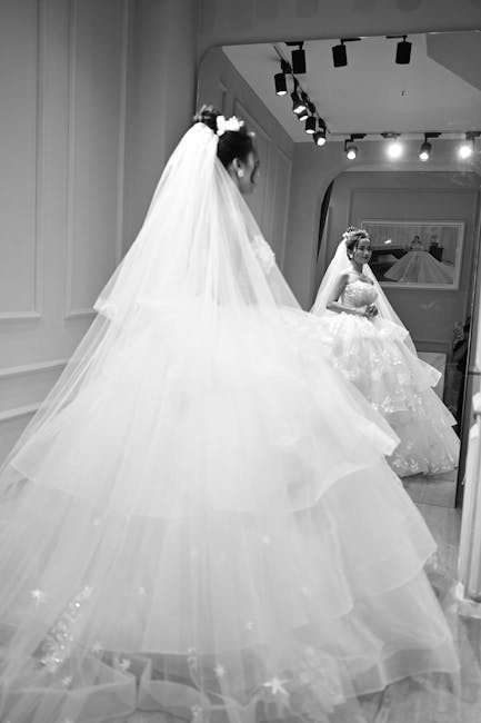 Sposa si ammira allo specchio in abito bianco: riflessioni e memorie nel giorno del matrimonio, 24 Maggio.