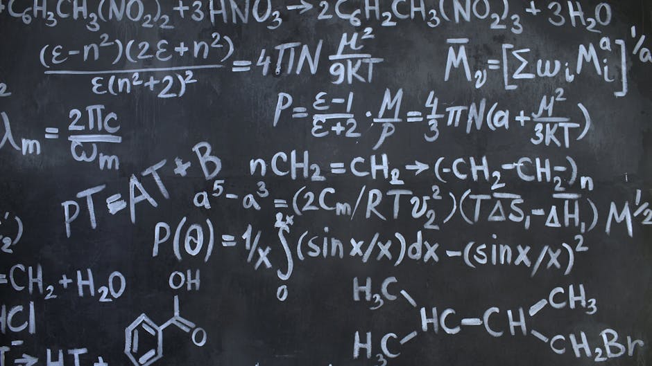 Lavagna piena di formule scientifiche e notazione scientifica, utile per semplificare calcoli complessi con la calcolatrice.