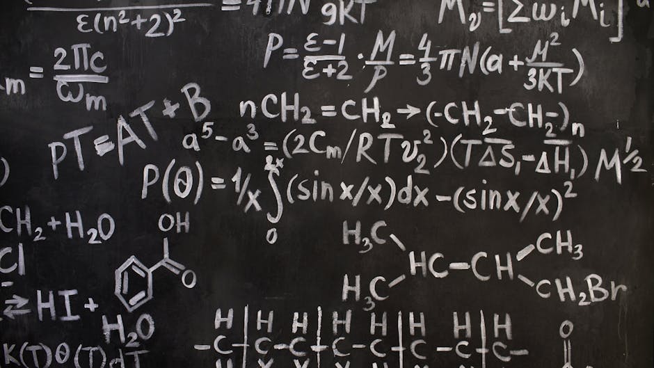 Lavagna piena di formule matematiche e chimiche scritte a gesso bianco, ideale per esercizi di calcolo vettoriale e approfondimento scientifico.