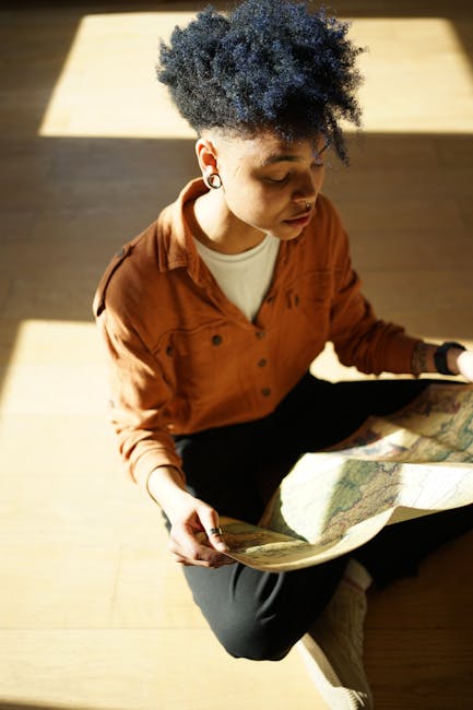 Donna concentrata studia mappa per apprendimento efficace, tecniche di studio avanzate per massimizzare la concentrazione e la memorizzazione