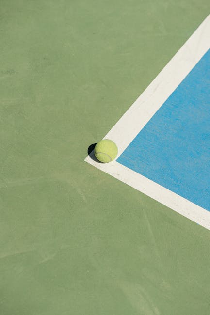 Angolo tra le linee di un campo da tennis e una pallina: visualizzazione geometrica per il calcolo preciso degli angoli retti.