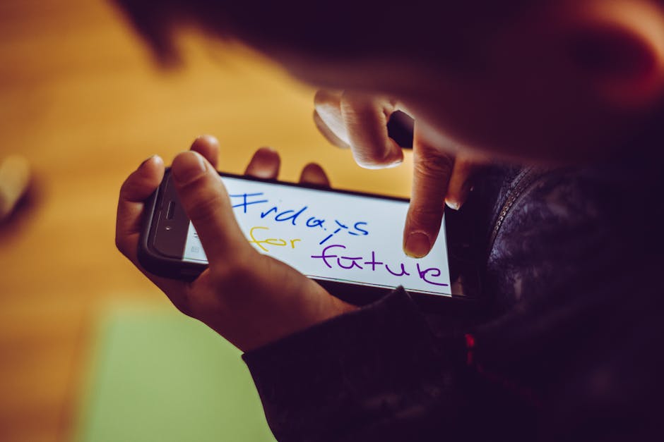 Persona scrive Fridays for Future su smartphone, simbolo di attivismo digitale e sostenibilità ambientale per il futuro.