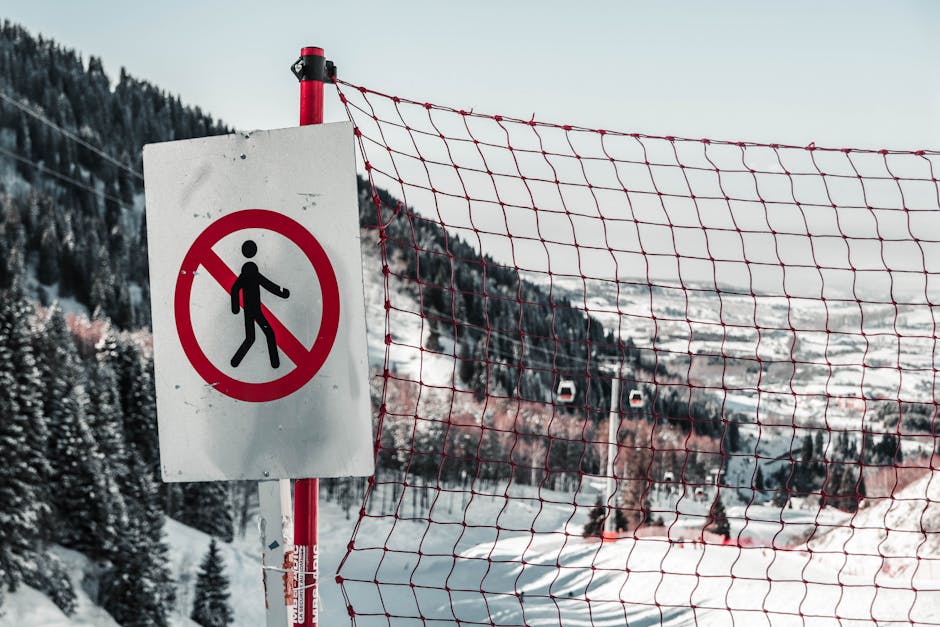 Segnale di divieto su pista da sci innevata con funivia sullo sfondo, simbolo della campagna Respiro d'Alta Quota per la Giornata della Montagna.
