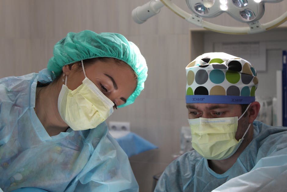 Personale medico con mascherine e camici chirurgici, prestazioni sanitarie per il personale scolastico
