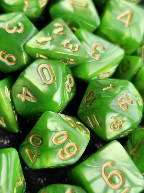 Dadi verdi con numeri dorati, metafora della scelta e delle conseguenze per il reinserimento in GaE dopo rinuncia al ruolo.
