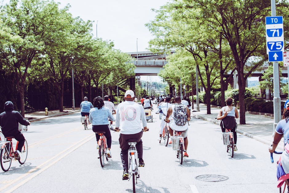 Bimbimbici 2026: gruppo di ciclisti adulti in strada durante l'evento per la sicurezza dei percorsi casa-scuola, mobilità sostenibile