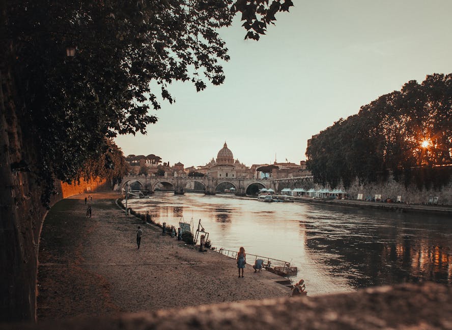 Roma e San Pietro al tramonto sul Tevere: uno sguardo storico al papato e alle sue possibili abdicazioni nel tempo.