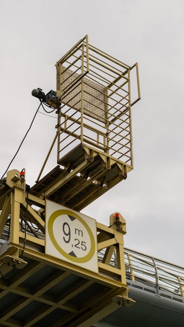 Segnale altezza ponte Savona 9.25 metri, struttura metallica gialla. Riflessione sulla sicurezza e prevenzione incidenti a Savona.