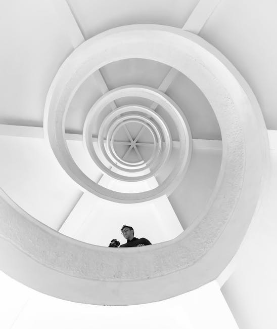Scala a chiocciola bianca con fotografo: un esempio di geometria circolare e spirale nell'architettura moderna per articolo sulle formule geometriche.