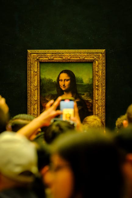 La Monna Lisa al Louvre: turisti fotografano il celebre dipinto di Leonardo da Vinci, simbolo di enigma e fascino artistico universale.