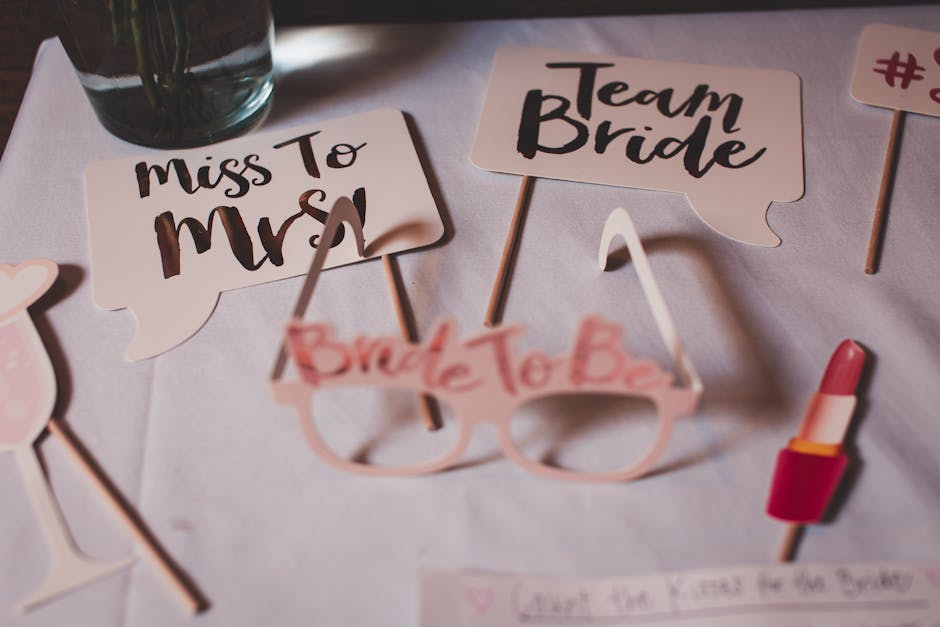 Accessori divertenti per addio al nubilato con scritte Miss to Mrs e Team Bride, occhiali Bride to Be e rossetto finto.
