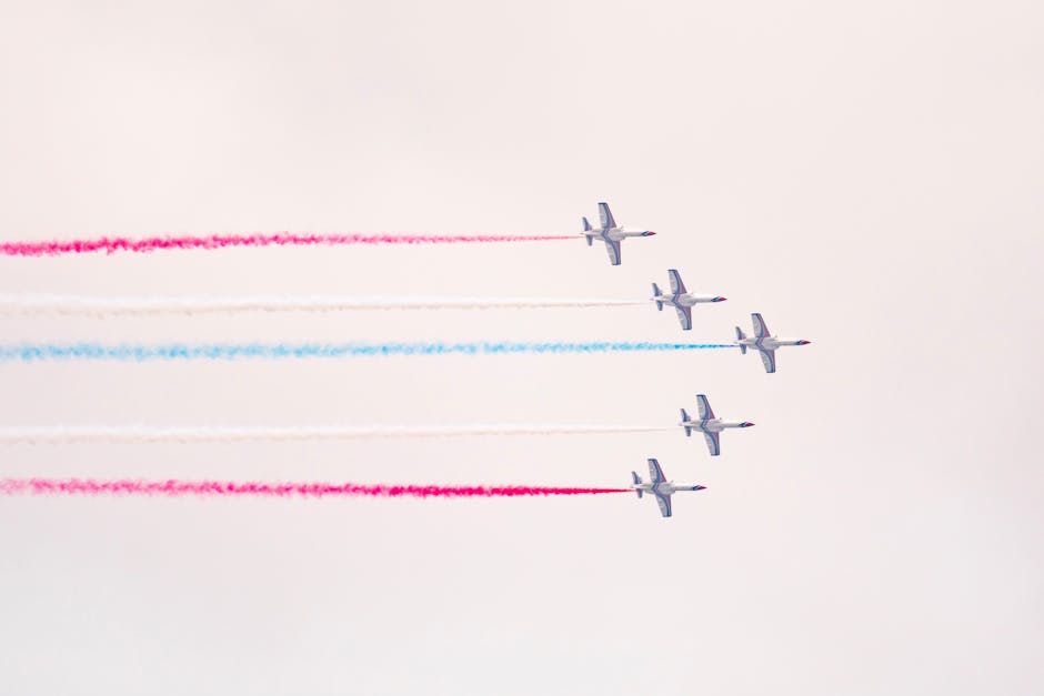 Esibizione aerea con aerei che rilasciano fumo tricolore, simbolo dell'Unione Europea, per celebrare gli ErasmusDays.