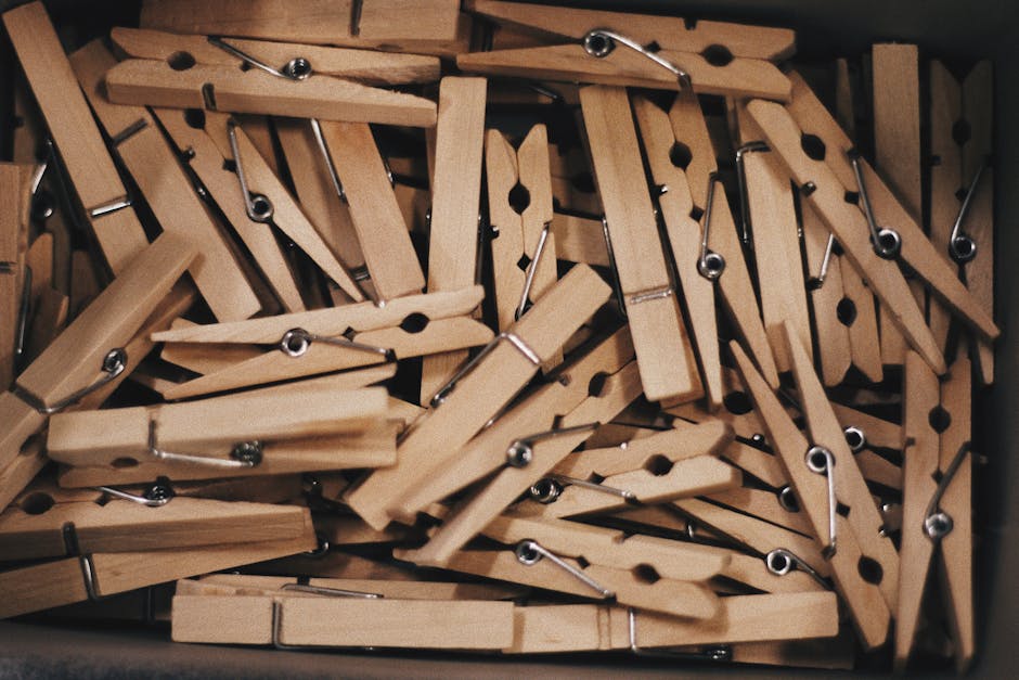 Mollette di legno: rappresentazione visiva del MCM Mollette di legno ammassate: metafora visiva per il concetto di Minimo Comune Multiplo e la sua utilità nell'organizzazione e semplificazione.