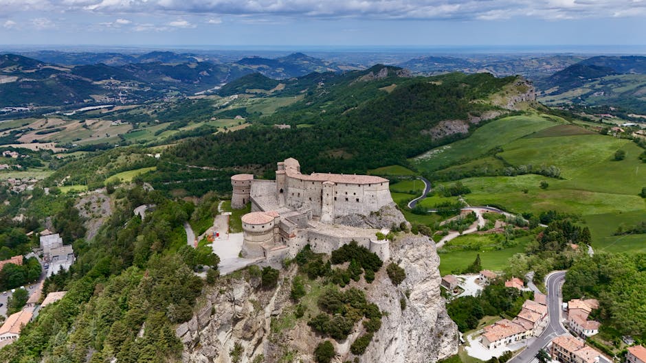 Veduta aerea del Castello di San Leo, fortezza medievale nell'Appennino romagnolo, simbolo di resilienza e storia per le comunità locali.