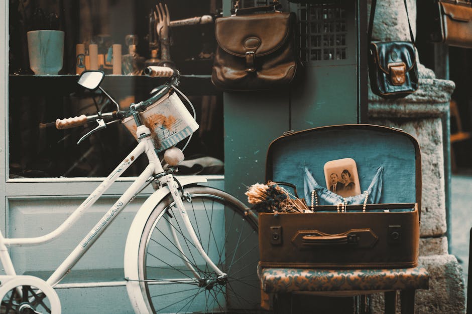 Bicicletta vintage, valigia aperta con foto e ricordi: metafora visiva per tecniche di memoria e richiamo del passato