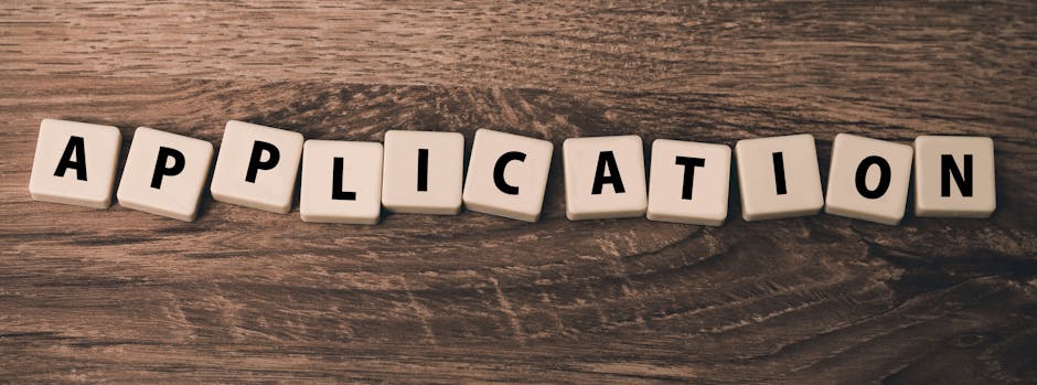 Domanda elenchi regionali ruolo: parola APPLICATION su sfondo legno. Iscrizioni e nuova piattaforma per docenti.