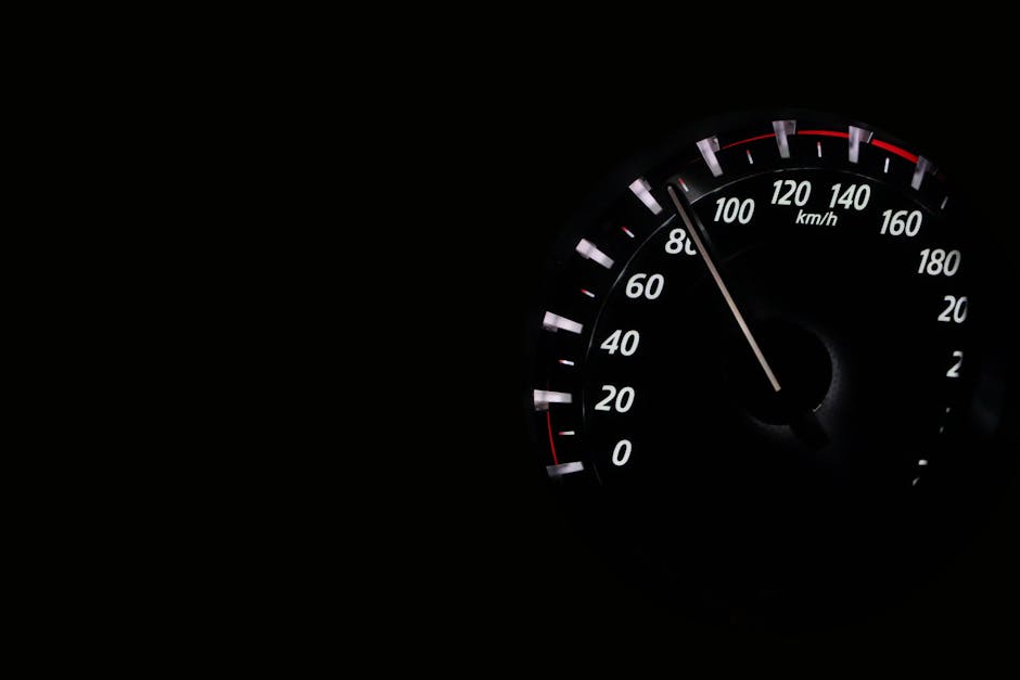 Indicatore di velocità auto che mostra i km l, strumento essenziale per valutare il consumo e l'efficienza del veicolo