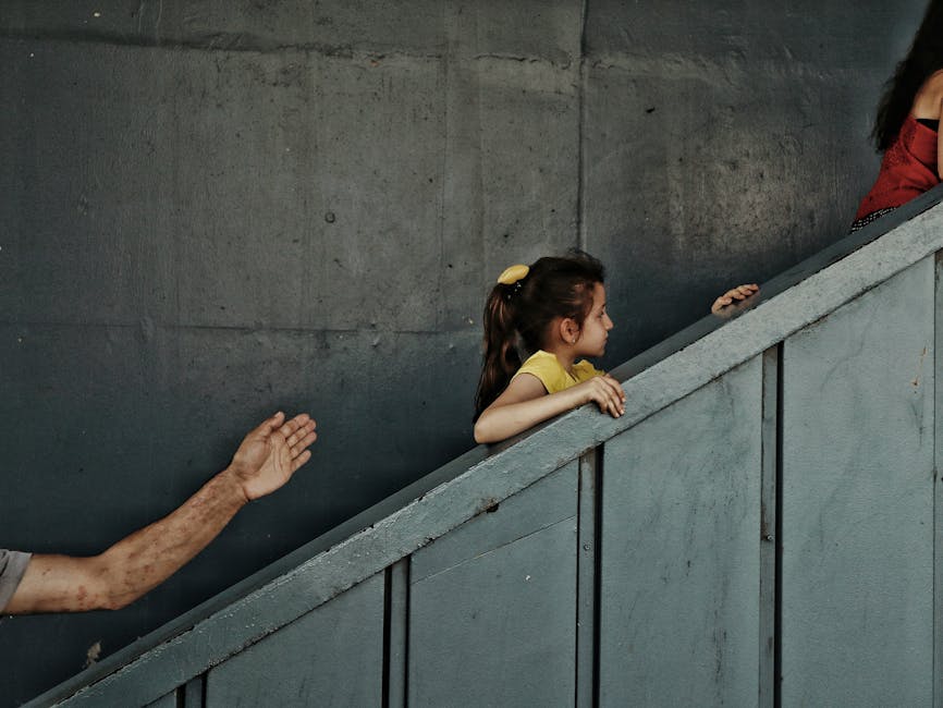 Bambina sale le scale con l'aiuto di un adulto: metafora di crescita e supporto nello sviluppo infantile attraverso la musica.