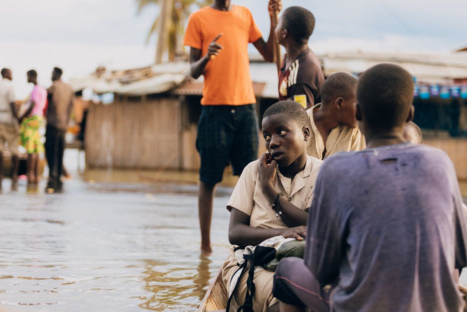 Ragazzi africani in barca durante l'alluvione, un'esperienza di apprendimento dalla vita reale che trasforma le lezioni in azione quotidiana.