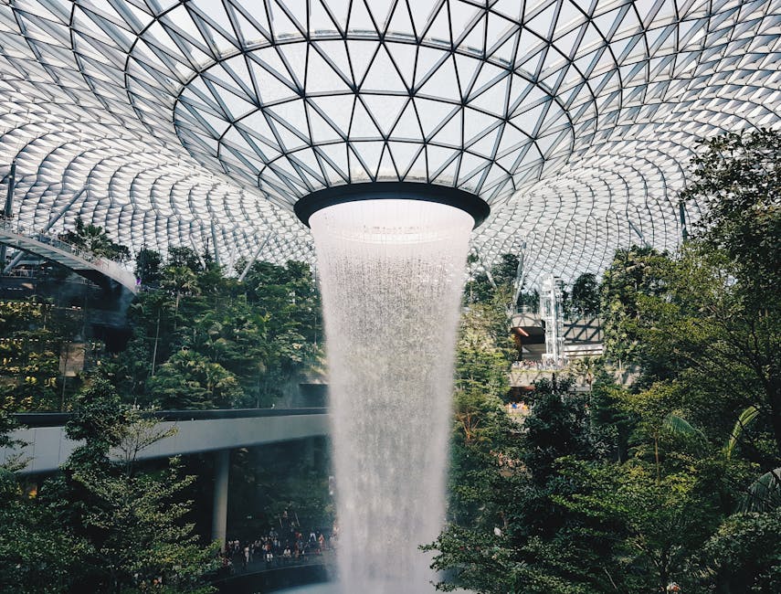 Cascata interna Jewel Changi Airport Singapore: esempio di architettura sostenibile e innovazione tecnologica Roll-Stepping Technology.