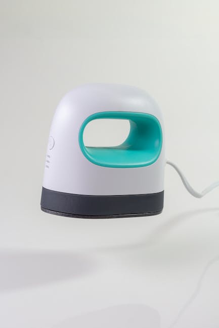 Mini pressa a caldo bianca e turchese, strumento per applicazioni termiche che sfrutta la resistenza elettrica per progetti creativi.