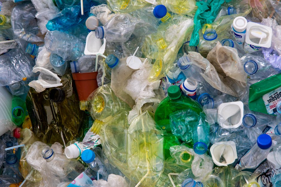 Accumulo di rifiuti plastici: bottiglie, contenitori e imballaggi. Necessità di standardizzazione per il riciclo e la sostenibilità.