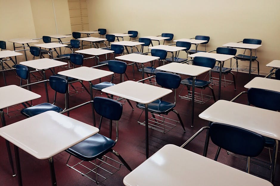 Aula scolastica vuota con banchi e sedie blu, simbolo delle misure disciplinari contro gli studenti manifestanti in Sicilia